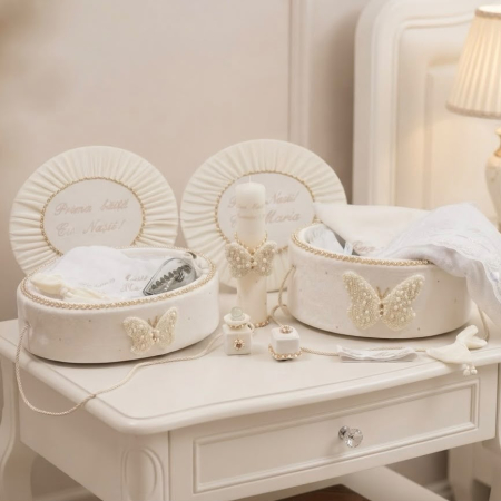 Trusouri botez Glamour - Trusou botez in cufar din catifea cu lumanare si prima baita model Glamour cu fluturi din margele culoare ivoir