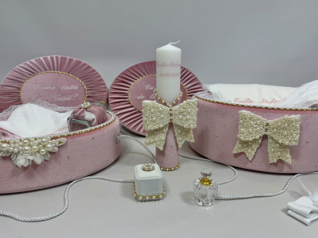 Trusou botez in cufar din catifea cu lumanare si prima baita model Glamour cu fundita din margele culoare roz [1]