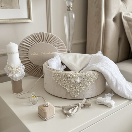 Trusouri botez Glamour - Trusou botez in cufar din catifea si lumanare model Glamour cu margele culoare bej