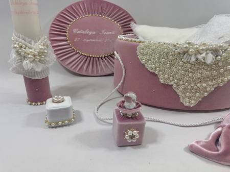 Trusou botez in cufar din catifea si lumanare model Glamour cu margele culoare roz prafuit [3]
