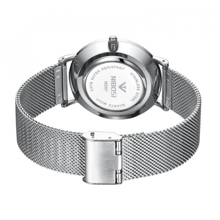 Ceas de mana minimalist Nibosi 2321 V2 cu un corp argintiu din otel inoxidabil, cadran negru, curea metalica argintie de calitate superioara, in stil milanez, realizata de asemenea tot din otel inoxidabil [3]
