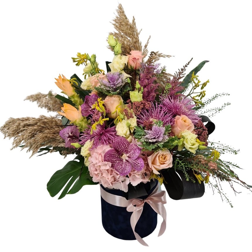aranjament floral in cutie cu flori roz si mov