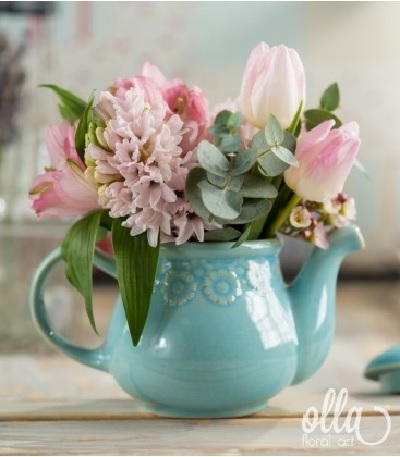aranjament floral pe suport de ceainic