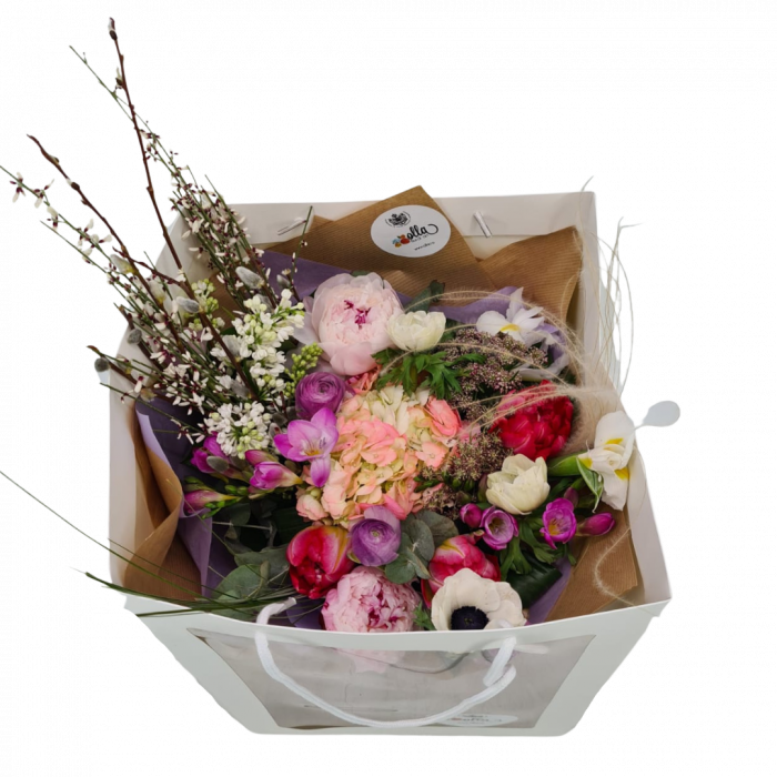 Buchet de flori de primavara Olla cu Frezii si Bujori roz [2]