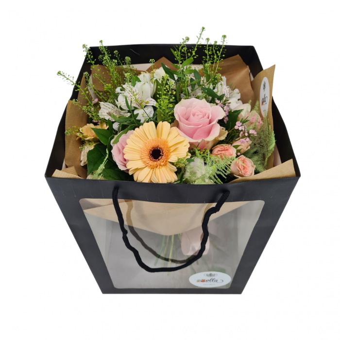 Buchet de flori Olla cu Frezii si Trandafiri in culori pastel [2]