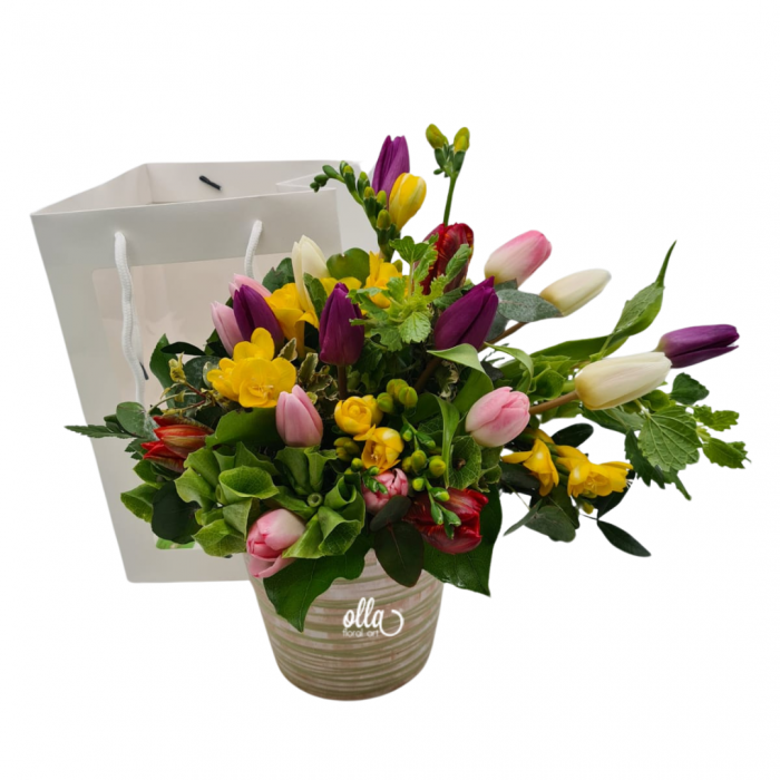 aranjament-floral-de-primavara-olla-cu-lalele-si-frezii [2]