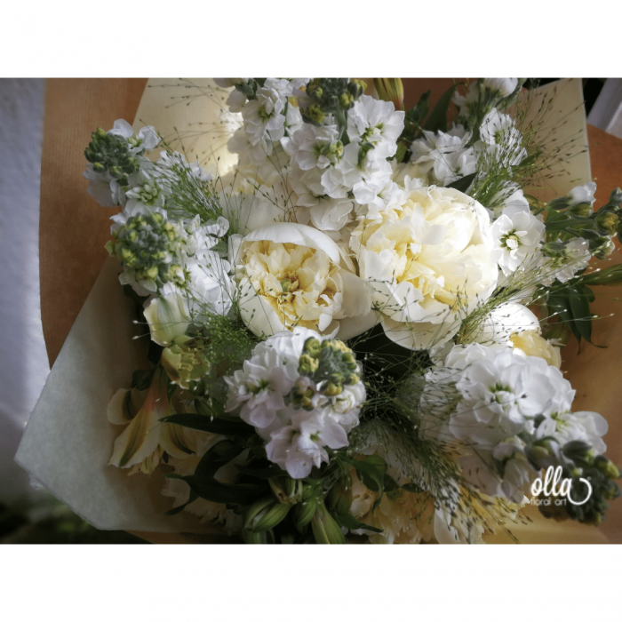 Emotie Pura, buchet de flori Olla, din Bujori albi, Matthiola alba si Alstroemeria alba [3]