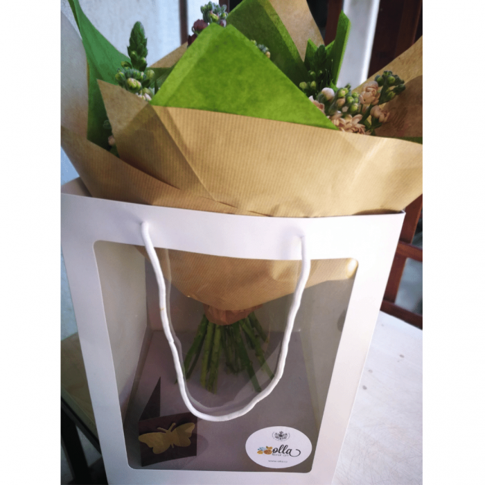 Emotie Pura, buchet de flori Olla, din Bujori albi, Matthiola alba si Alstroemeria alba [6]