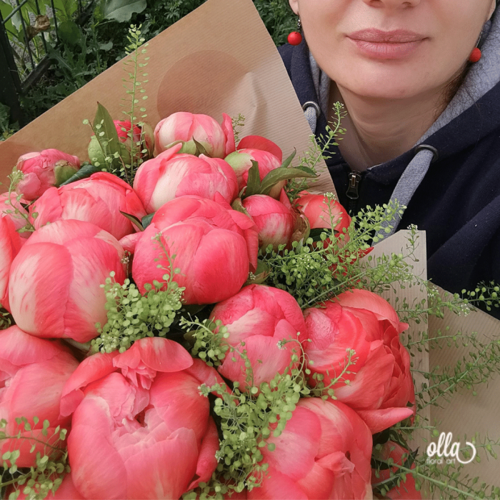 Fericire cat Cuprinde, buchet de flori Olla, din Bujori Corai Coral Charm 31 fire si verdeata [2]