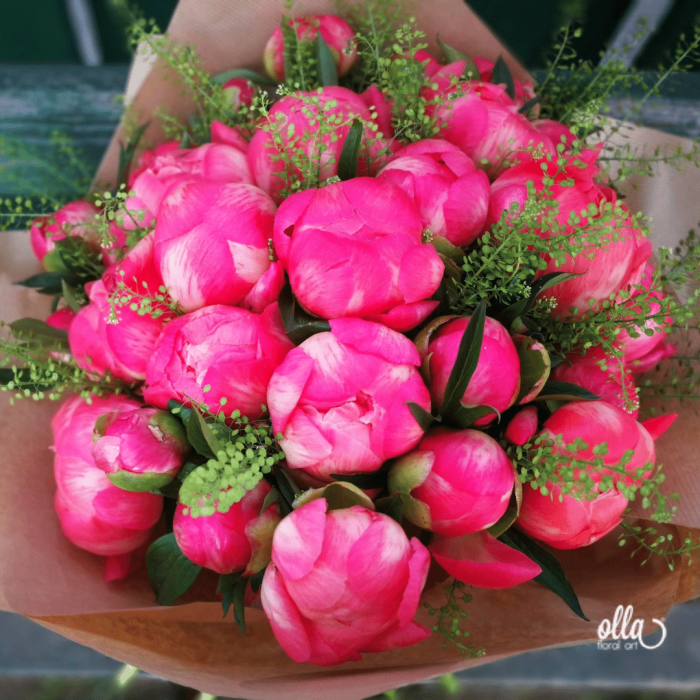 Fericire cat Cuprinde, buchet de flori Olla, din Bujori Corai Coral Charm 31 fire si verdeata [3]