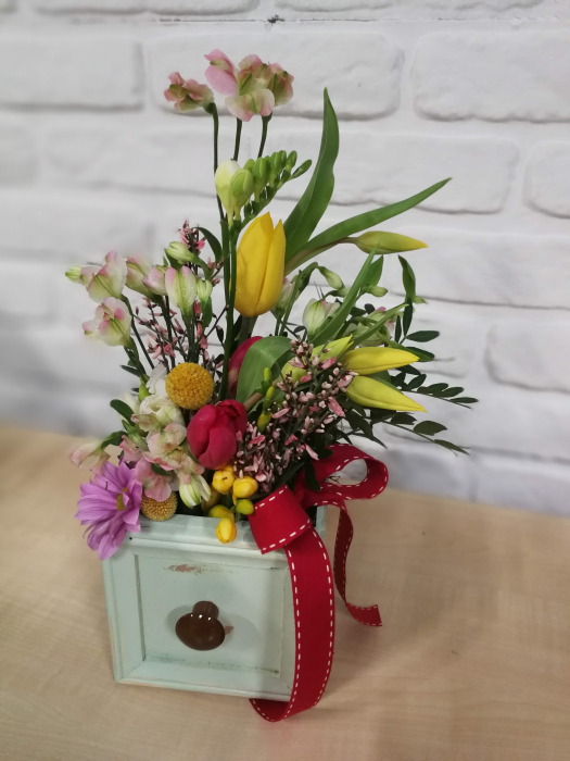 aranjament-floral-de-primavara-olla-cu-lalele-si-frezii-în-sertar-cadou-corporate [3]