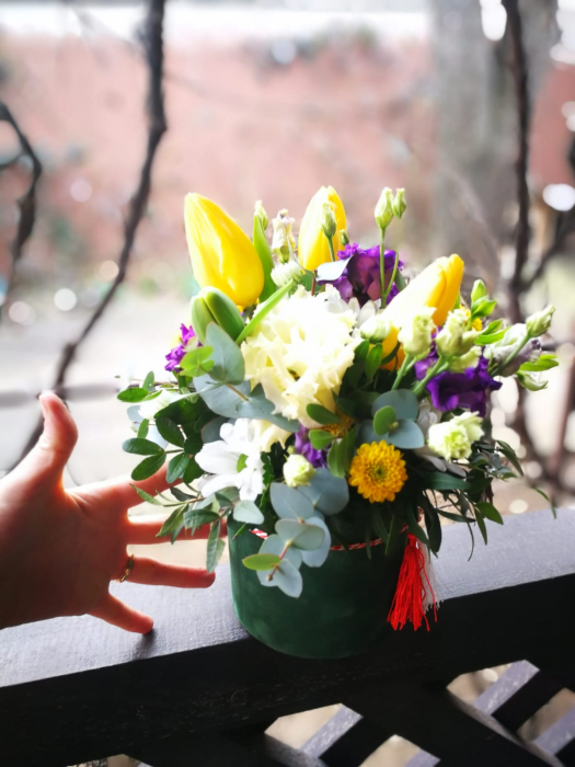O primavara frumoasa in cutie Olla cu Lalele si Lisianthus cadou corporate [4]