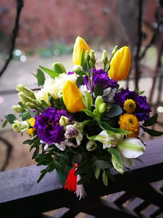 O primavara frumoasa in cutie Olla cu Lalele si Lisianthus cadou corporate [2]