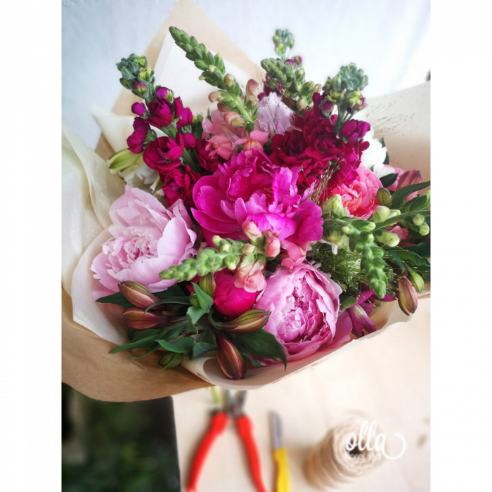 Nebun de Roz, buchet de flori Olla, din bujori roz, matthiola, gura, leului si alstroemeria [2]