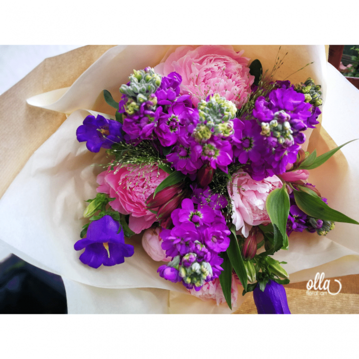 Poveste in Mov, buchet de flori Olla, din Bujori roz, Matthiola mov, Alstroemeria roz si Eustoma mov [2]