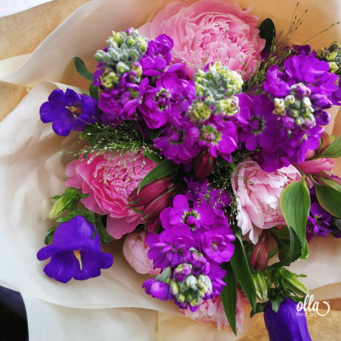 Poveste in Mov, buchet de flori Olla, din Bujori roz, Matthiola mov, Alstroemeria roz si Eustoma mov [5]