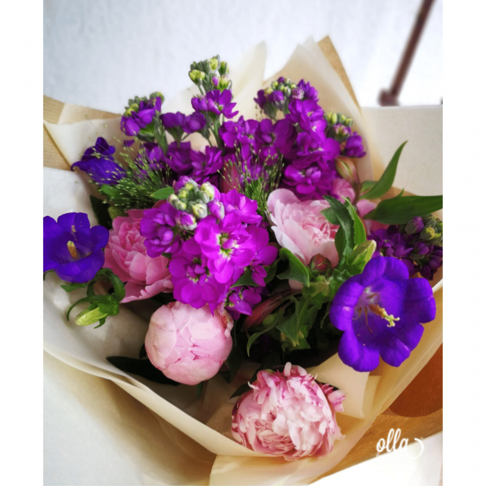 Poveste in Mov, buchet de flori Olla, din Bujori roz, Matthiola mov, Alstroemeria roz si Eustoma mov [3]