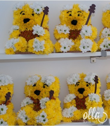Ursuletul Winnie the Pooh, aranjament floral pe burete sculptat manual [2]