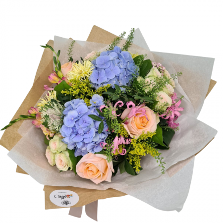 armonie-pastelata-buchet-de-flori-olla-din-hortensia-albastra-si-mix-de-flori-pastel [1]