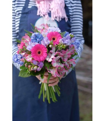 Iarna - Buchet de flori de primavara Olla cu Frezii si Zambile