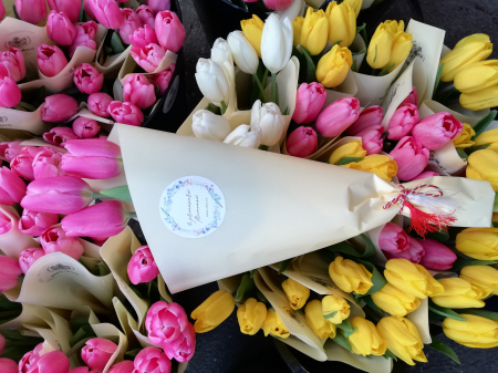 Flori de primavara cadouri corporate - Buchet de primavara Olla cu lalele premium recoltate in Romania