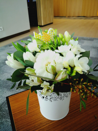 Buchete de Flori si Aranjamente florale - Dimineata cu Recunostinta, aranjament floral pe suport metalic