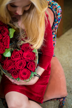 dragoste-pura-cutie-cu-aranjament-floral-din-trandafiri-rosii-premium-in-forma-de-inima [2]
