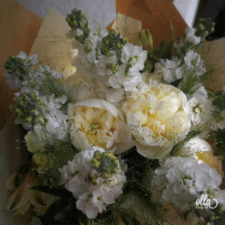 Emotie Pura, buchet de flori Olla, din Bujori albi, Matthiola alba si Alstroemeria alba [1]