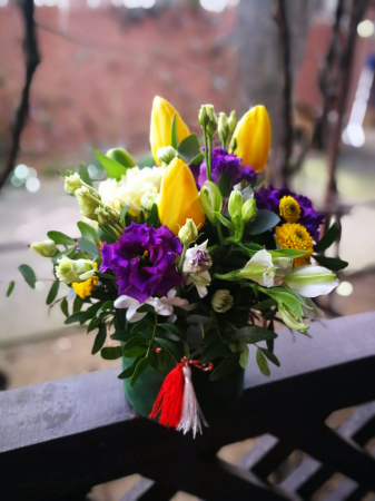 O primavara frumoasa in cutie Olla cu Lalele si Lisianthus cadou corporate [2]