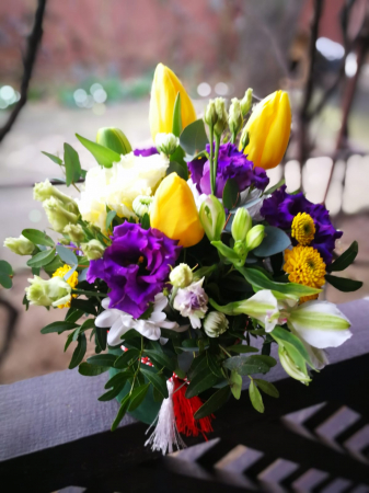 Buchete de Flori si Aranjamente florale - O primavara frumoasa in cutie Olla cu Lalele si Lisianthus cadou corporate
