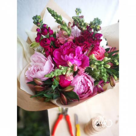 Nebun de Roz, buchet de flori Olla, din bujori roz, matthiola, gura, leului si alstroemeria [1]