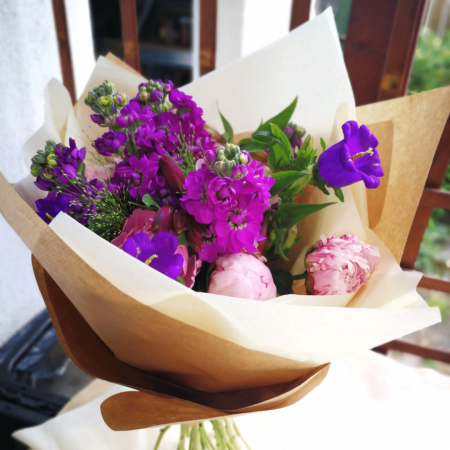 Poveste in Mov, buchet de flori Olla, din Bujori roz, Matthiola mov, Alstroemeria roz si Eustoma mov [3]