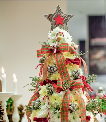 Iarna - Sculptură florală în formă de brad de Crăciun