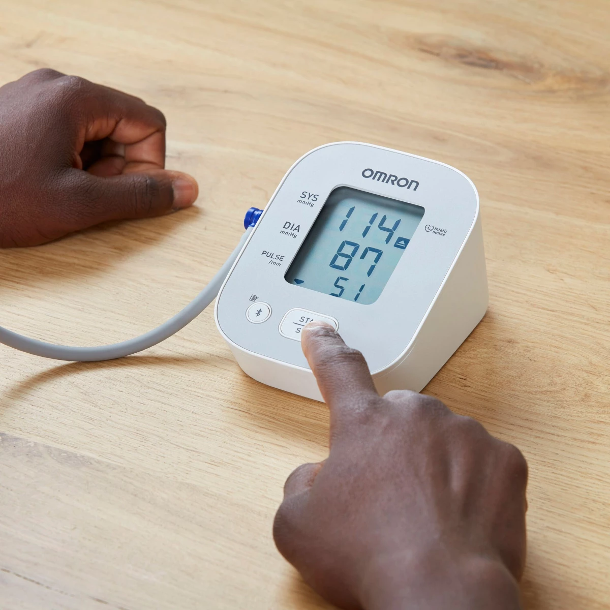 Omron-X2-Smart+Tensiometru-brat-validat-clinic-masurare-tensiune
