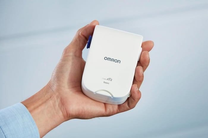 Aparat aerosoli portabil C803 de la Omron ce poate fi tinut in mana, nu face zgomot mult si poate fi utilizat de adulti si copii. [1]