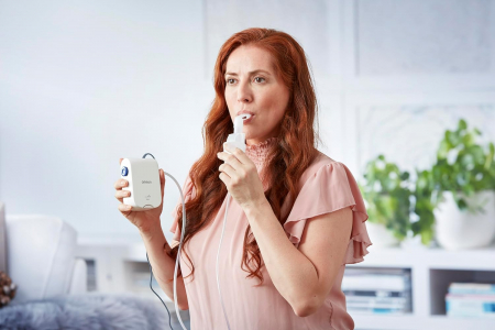 Aparat aerosoli portabil C803 de la Omron ce poate fi tinut in mana, nu face zgomot mult si poate fi utilizat de adulti si copii. [2]