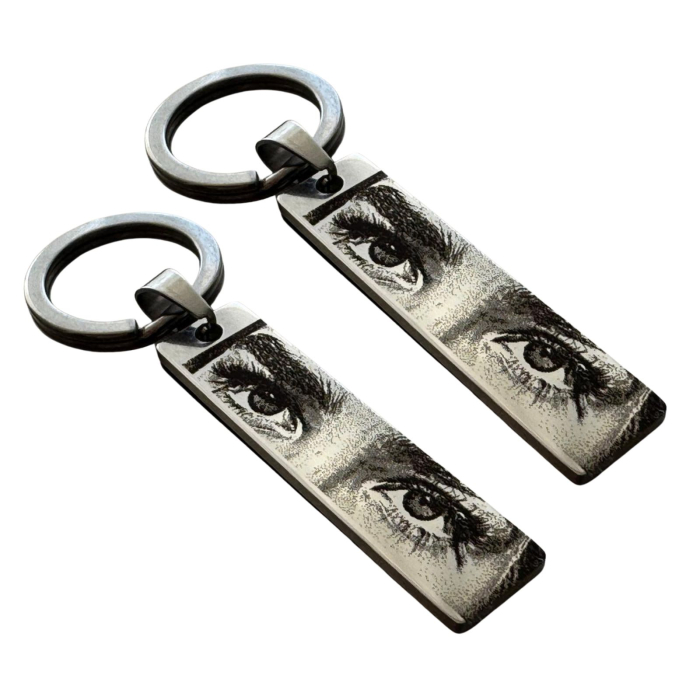 Set Brelocuri Personalizate cu Fotografia Ochilor și Text - Plăcuță Inox 40x10 mm, Gravură Laser, Garanție pe Viață [1]