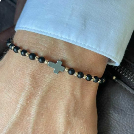 Cadouri între 500-1000 RON - Brățară cu biluțe de aur și cruciuliță, pietre Onix, șnur împletit