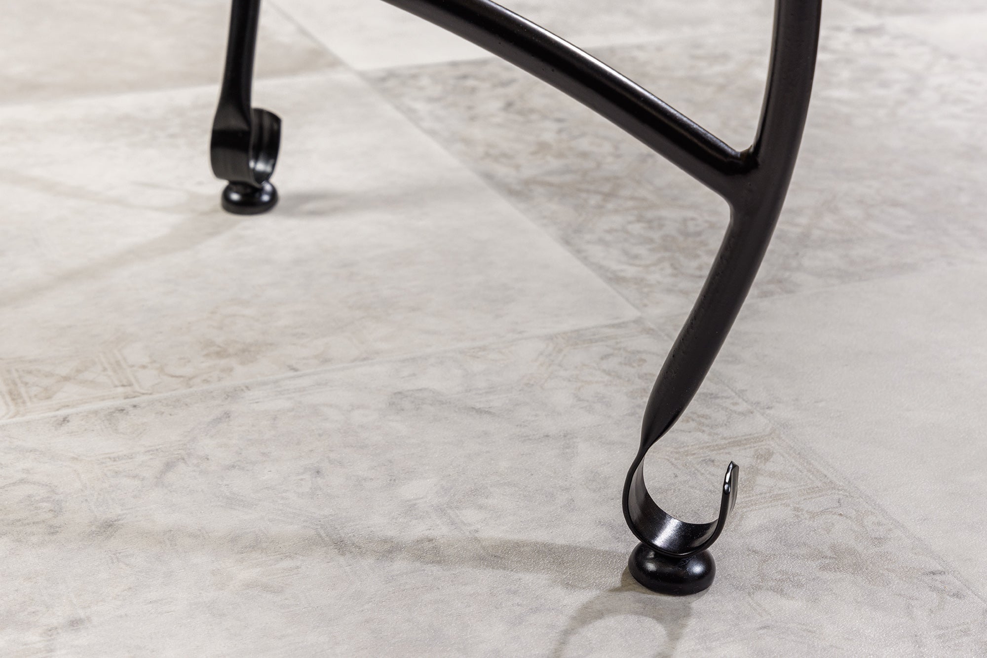 Masă laterală MARRAKESH 50cm argintie cu design lovitură de ciocan, tavă detașabilă [7]