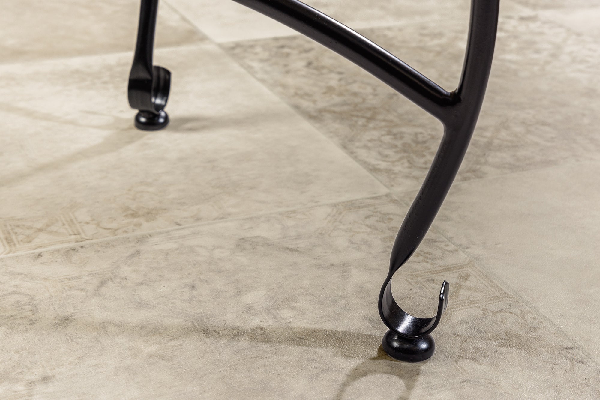 Masuta laterala MARRAKESH 40 cm argintie , design cu textura batuta , tava detasabila  [7]