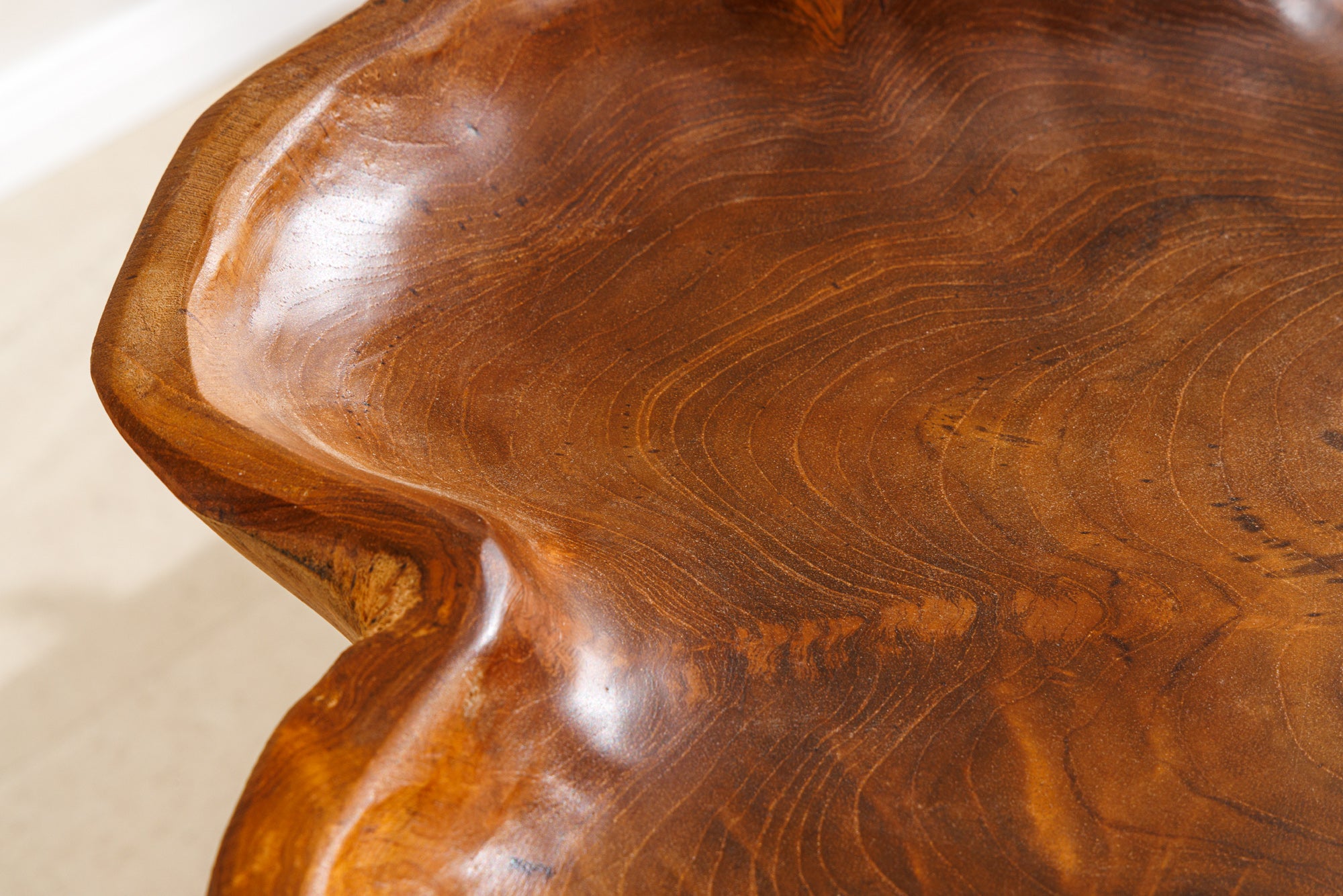 Masuta laterala WILD 65cm din lemn de tec maro natural cu picioare negre in forma de ac de par [5]