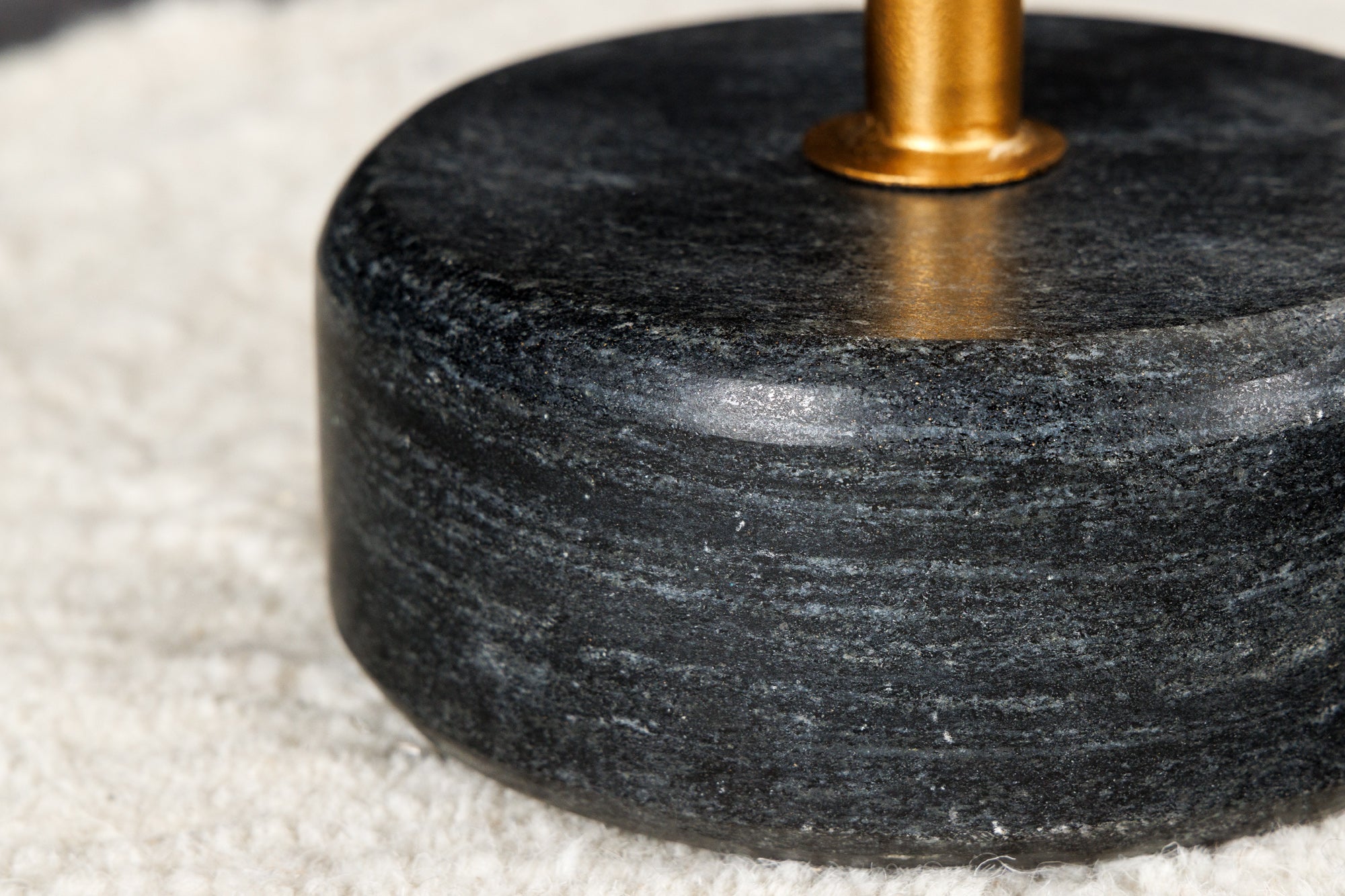 Masă laterală TRAYFUL 60cm,bază din marmură gri,cadru și blat auriu [8]