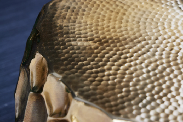 Masă laterală ORGANIC ORIENT 55cm aurie cu efect de ciocan  [4]