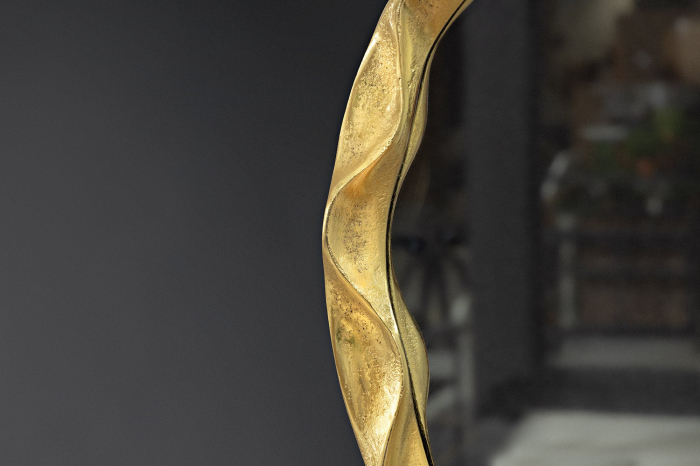 Oglindă de perete PORTRAIT 55 cm, ramă ondulată din metal auriu, realizată manual [6]