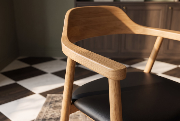 Scaun VALHALLA WOOD cu cotiere, spătar curbat, lemn de stejar natural, material sintetic negru [3]