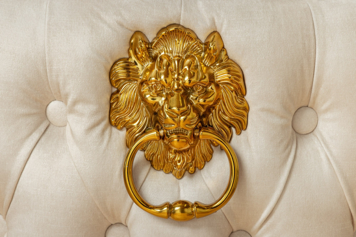 Set 2 scaune CASTLE cu inaltime ajustabila din catifea bej si cu accesoriu in forma de caap de leu [6]