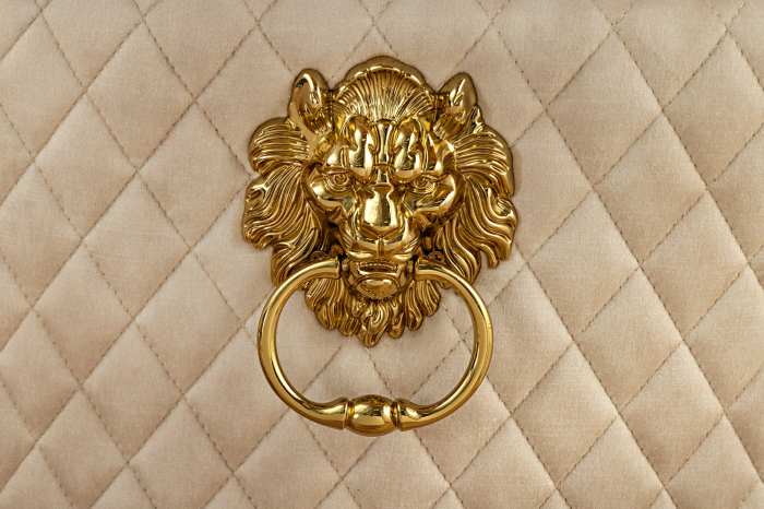 Set 2 scaune CASTLE din catifea bej si accesoriu in forma de cap de leu [10]