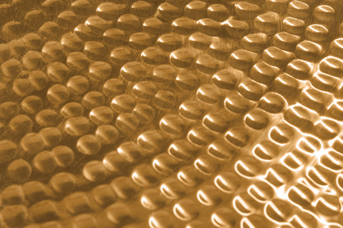 Set de 2 măsuțe laterale ELEMENTS cu tăvi detașabile aurii , efect de lovitură de ciocan [6]