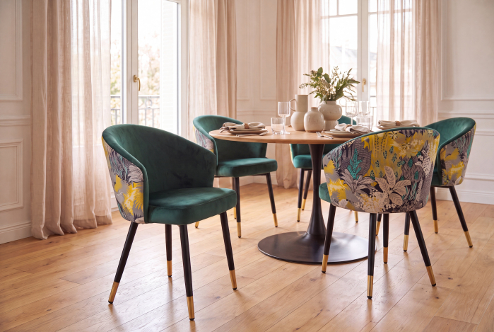 Set două scaune MAISON CLASSIQUE din catifea verde cu imprimeu botanic pe spătar, cu picioare negre și capete aurii [3]