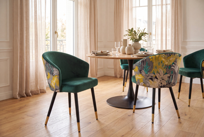Set două scaune MAISON CLASSIQUE din catifea verde cu imprimeu botanic pe spătar, cu picioare negre și capete aurii [2]